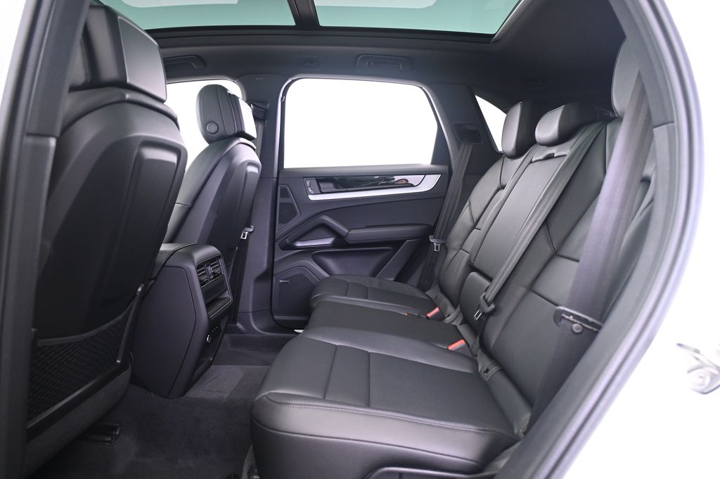 Thumbnail: 2025 Porsche Cayenne - 32