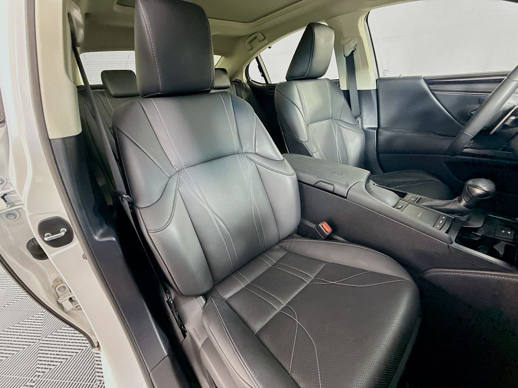 Thumbnail: 2021 Lexus ES - 29