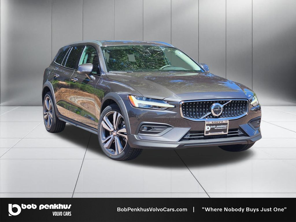 2025 Volvo V60 Cross Country B5 Plus