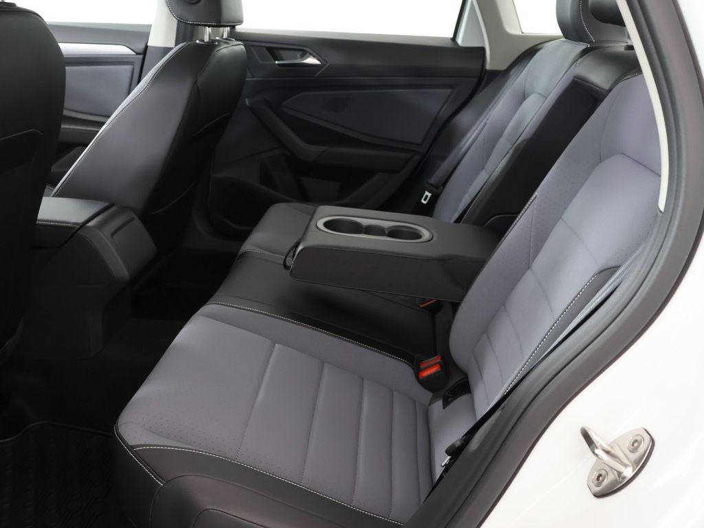 2025 Volkswagen Jetta SE - Photo 10