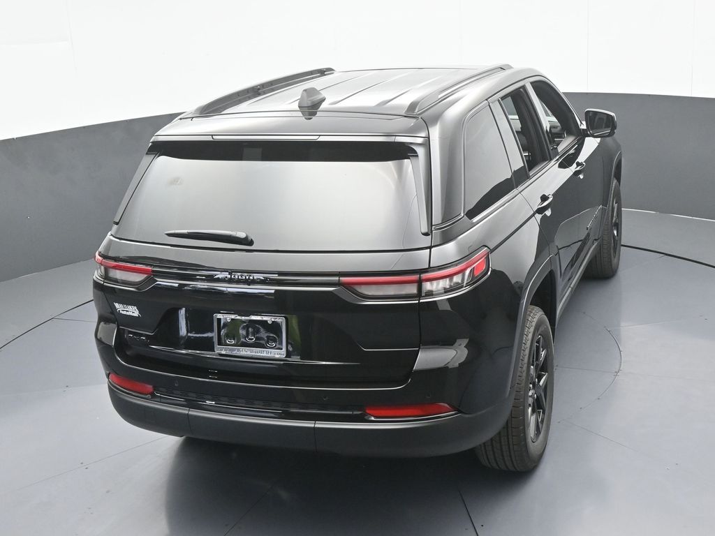 New 2025 Diamond Black Crystal Pearlcoat Jeep Laredo image 43