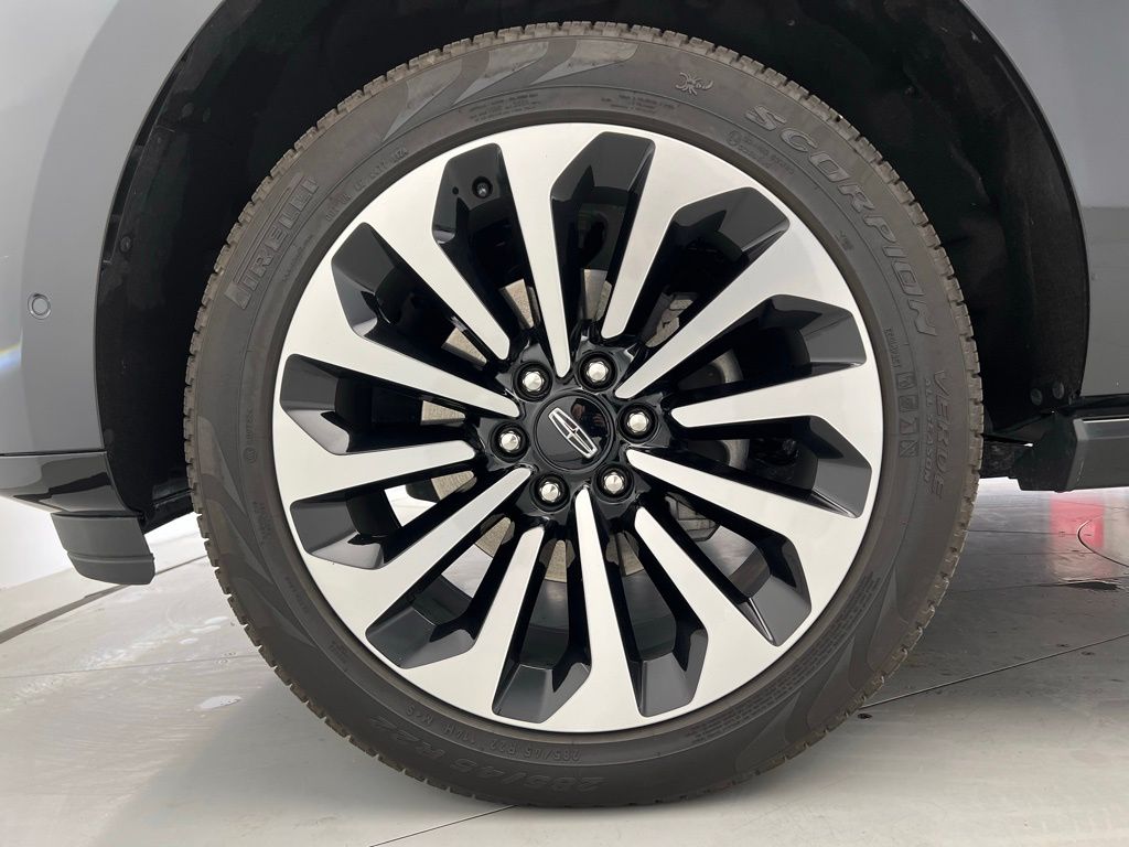 Thumbnail: 2024 Lincoln Navigator - 24
