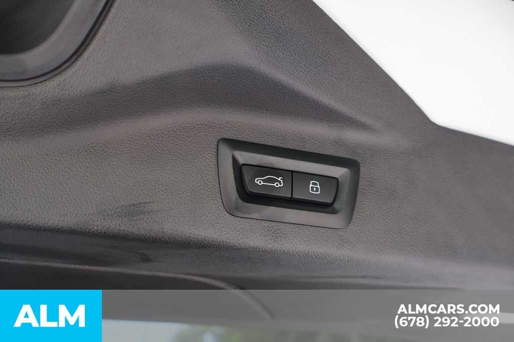 Used 2023 White BMW M60i image 28