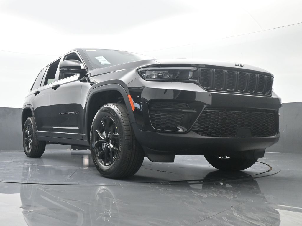 New 2025 Diamond Black Crystal Pearlcoat Jeep Altitude image 56