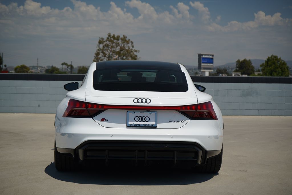 Thumbnail: 2026 Audi e-tron GT - 4