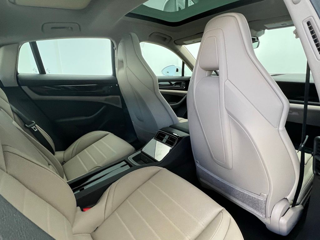 Thumbnail: 2026 Porsche Panamera - 16