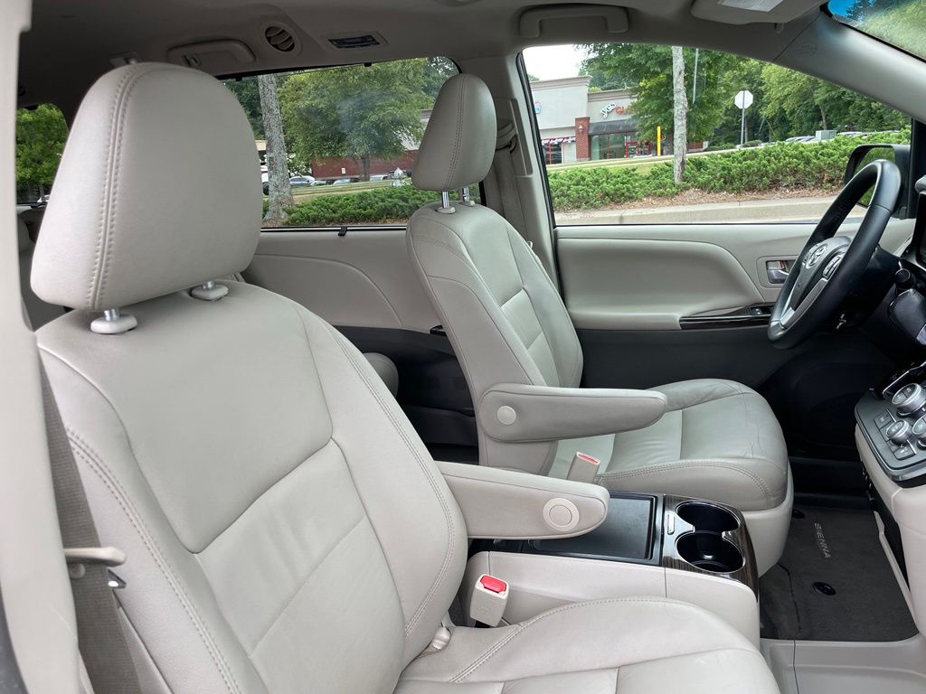 Thumbnail: 2017 Toyota Sienna - 32