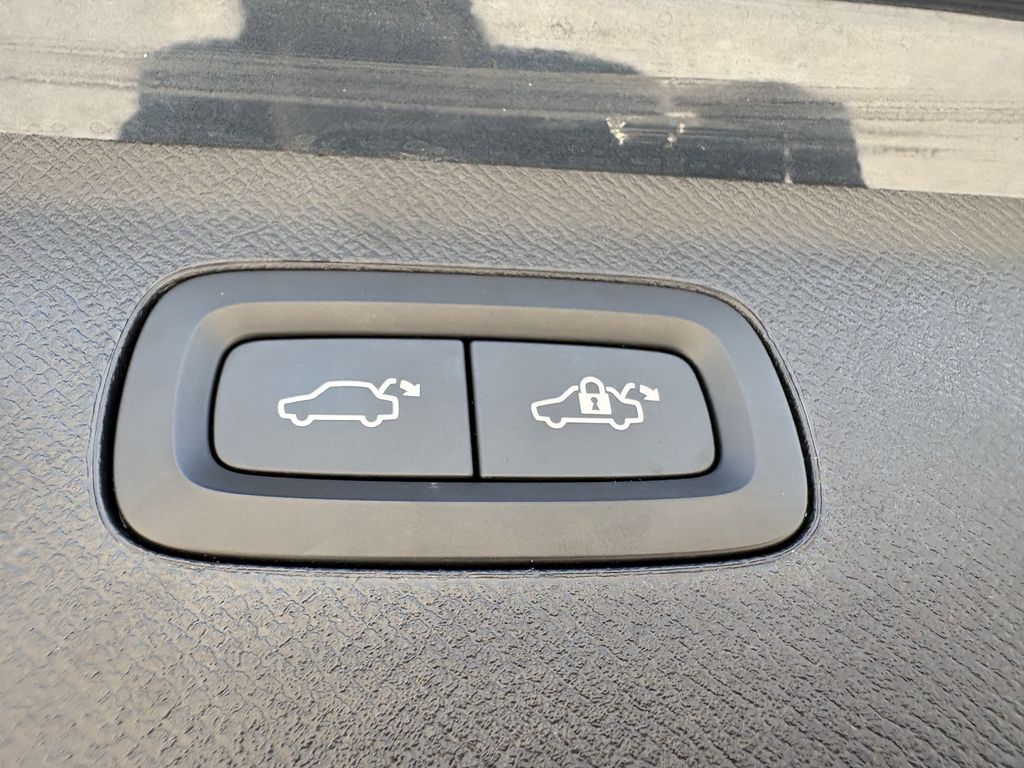 Used 2022 Denim Blue Metallic Volvo T6 Momentum image 29