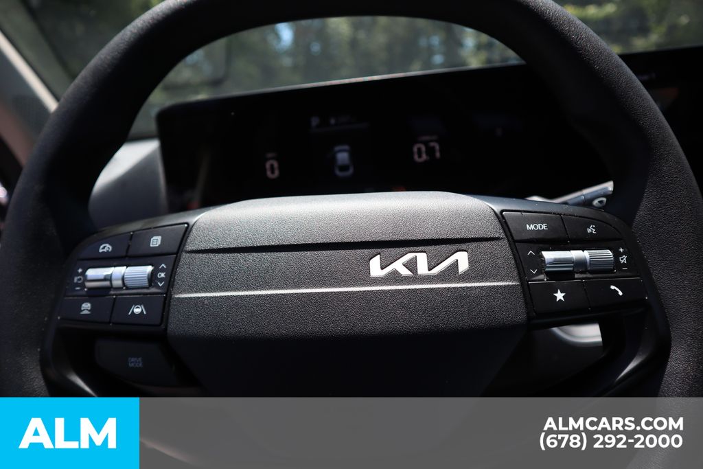 Used 2025 White Kia LXS image 29