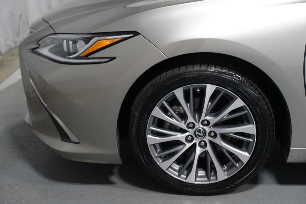Thumbnail: 2021 Lexus ES - 5