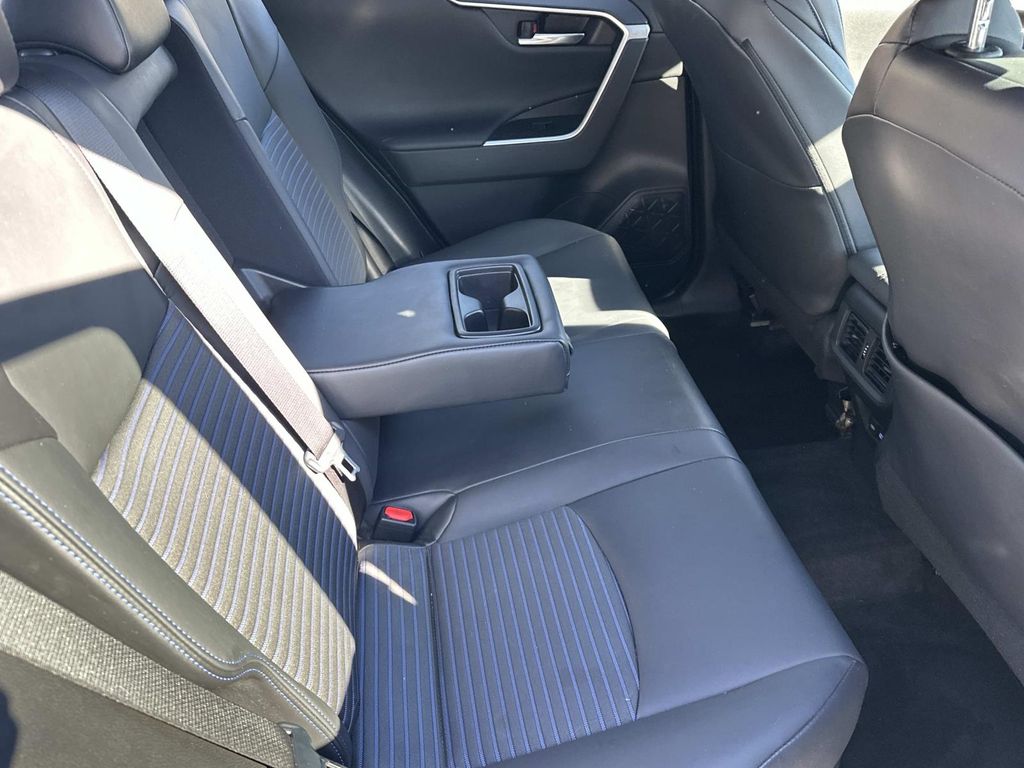 Thumbnail: 2022 Toyota RAV4 - 21