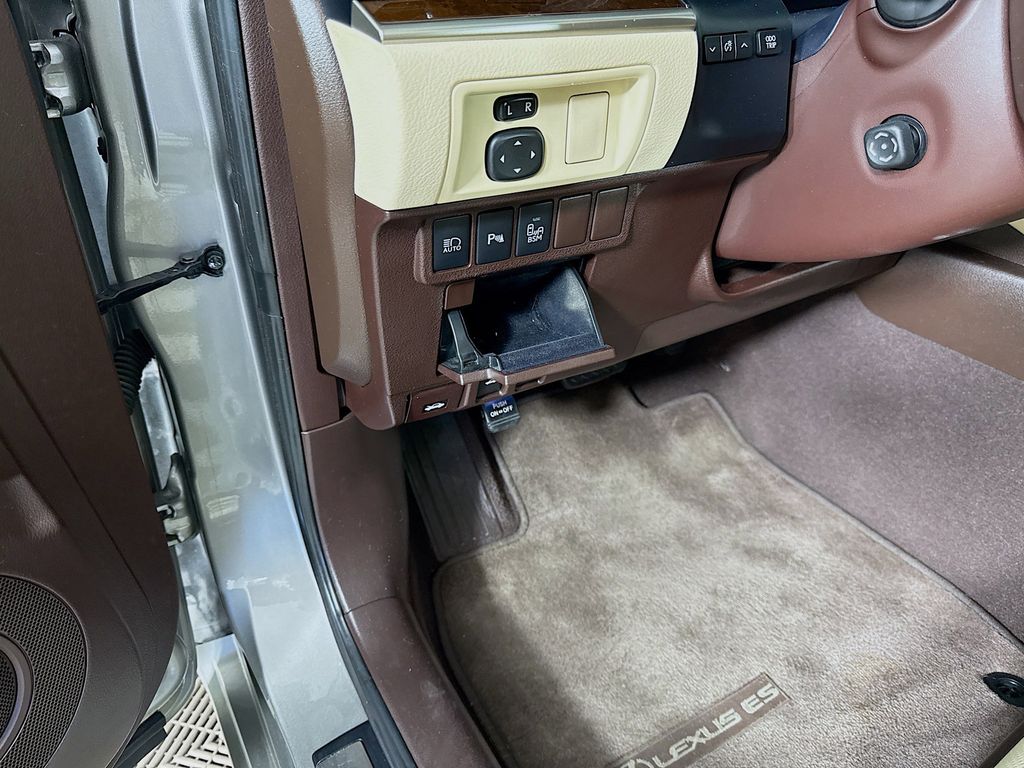 Thumbnail: 2017 Lexus ES - 10