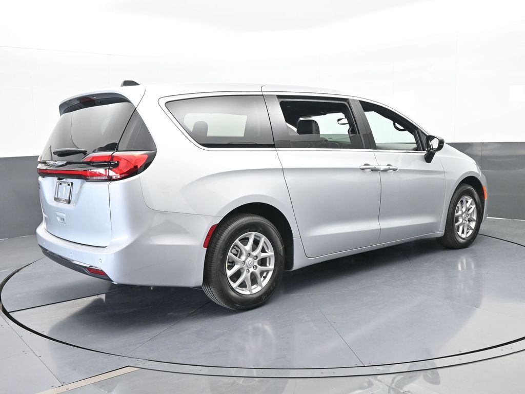 New 2026 Silver Mist Clearcoat Chrysler Select image 6