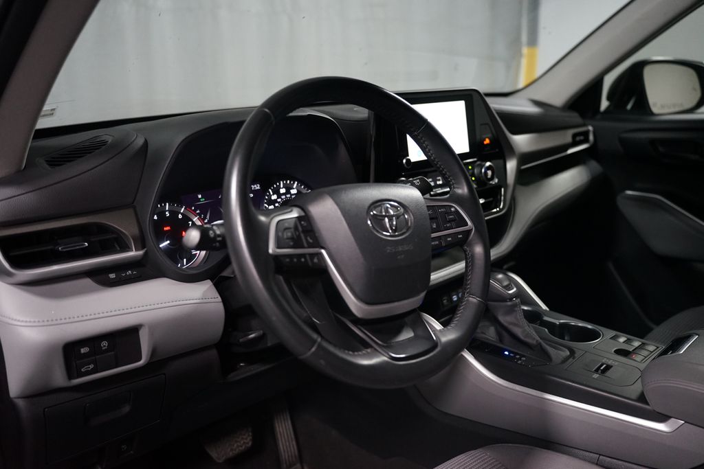 Thumbnail: 2023 Toyota Highlander - 6