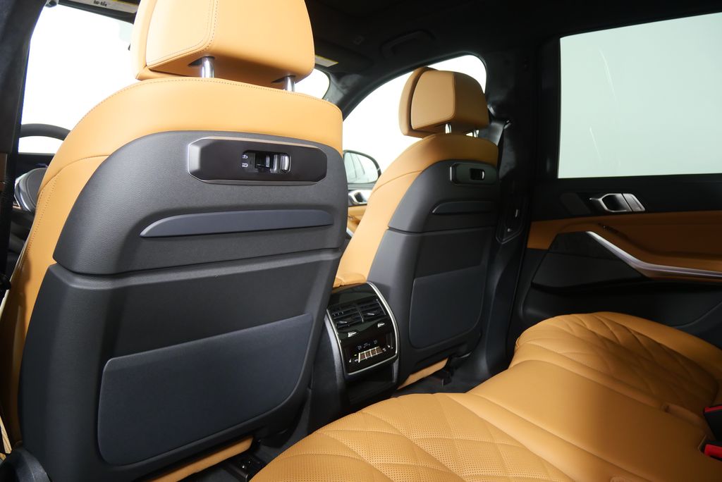 Thumbnail: 2026 BMW X7 - 18