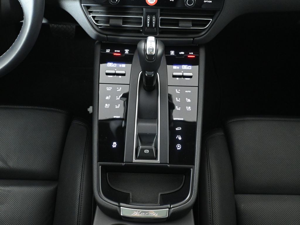 Thumbnail: 2024 Porsche Macan - 24