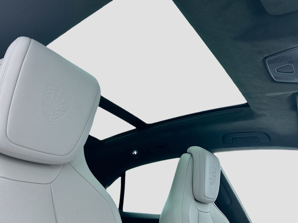 Thumbnail: 2025 Porsche Macan - 21