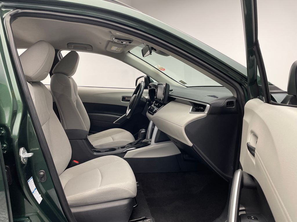 2022 Toyota Corolla Cross LE 16