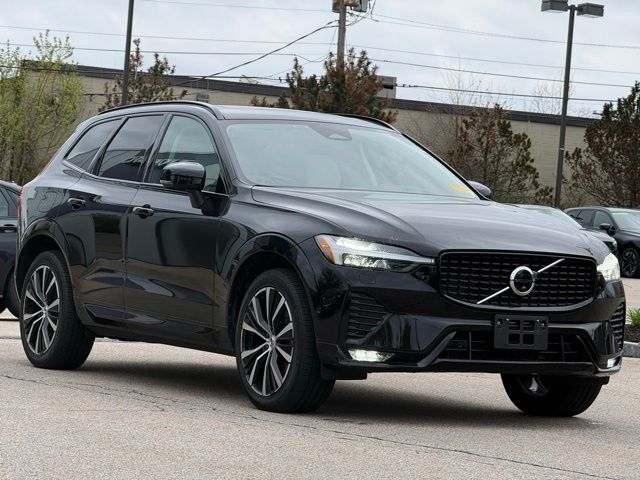2023 Volvo XC60 B5 Plus Dark Theme AWD Negro (Onyx Black Metallic) SUV/Crossover Tracción en las cuatro ruedas Automática