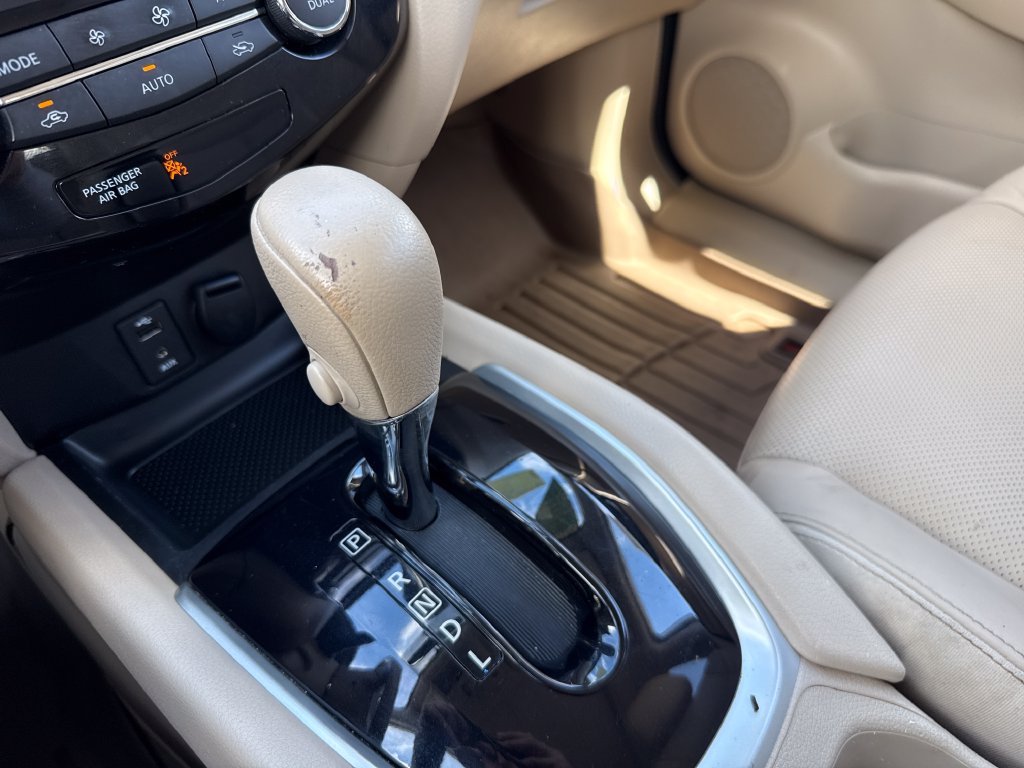 Used 2014 White Nissan SL image 26