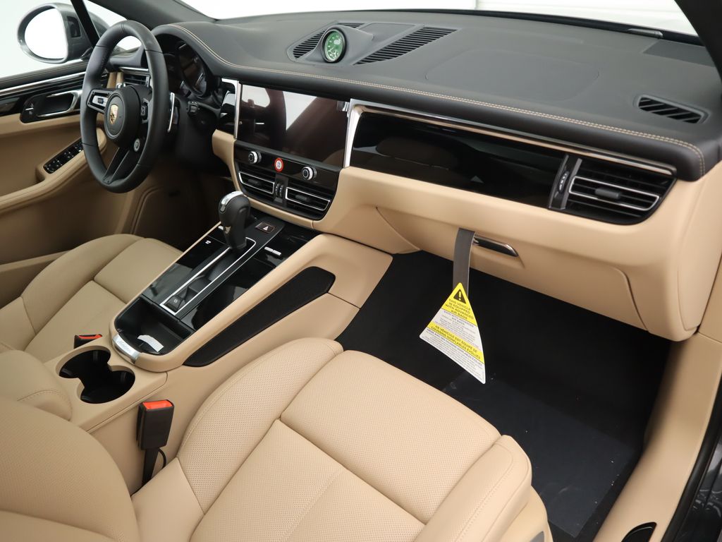Thumbnail: 2025 Porsche Macan - 21
