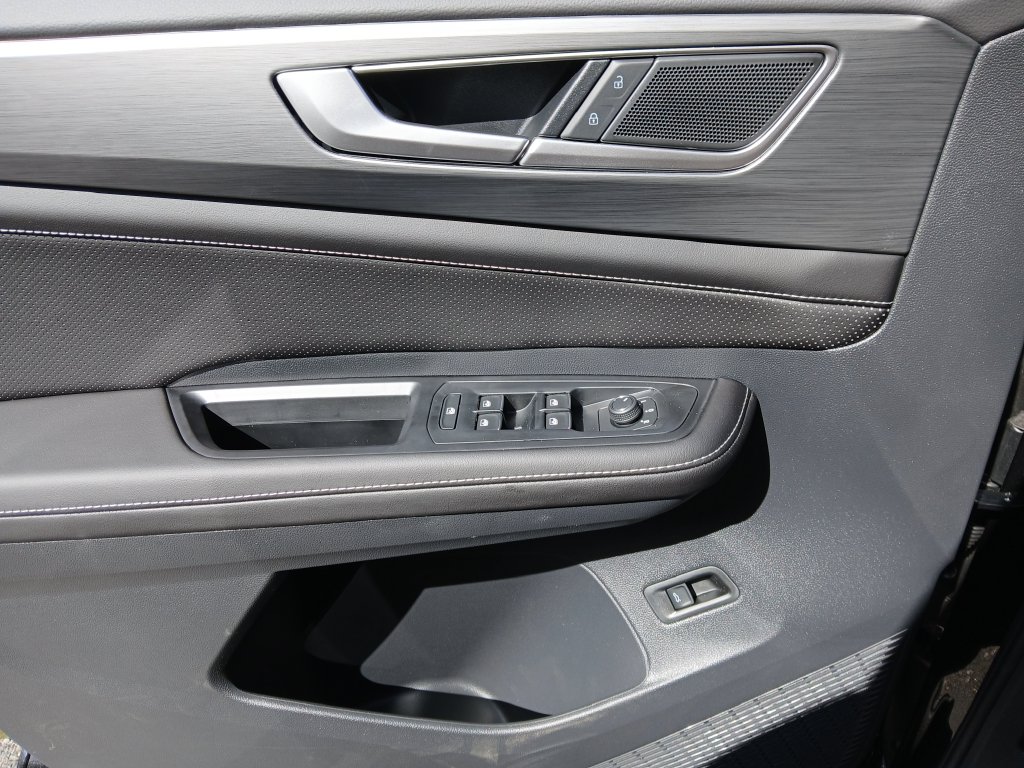 New 2026 Black Volkswagen SE w/Technology image 11