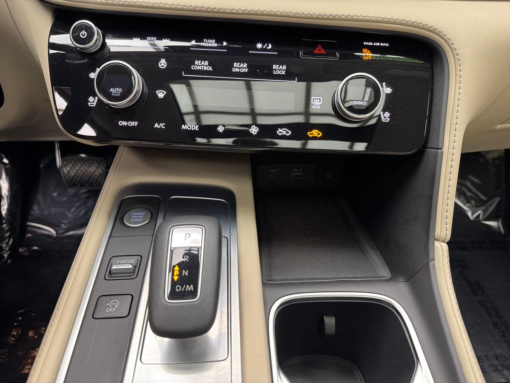 Used 2024 White INFINITI LUXE image 20