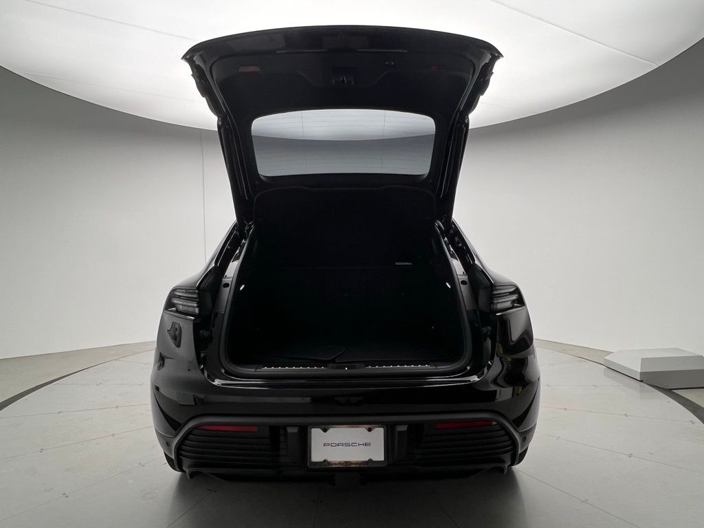 Thumbnail: 2025 Porsche Macan - 21