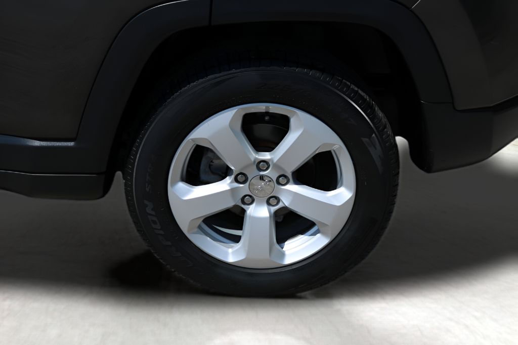 Used 2021 Gray Jeep Latitude image 9