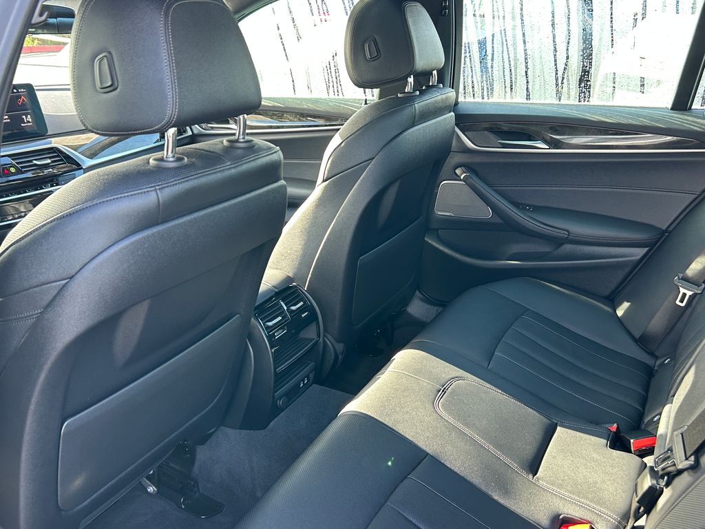 Thumbnail: 2022 BMW 5 Series - 30