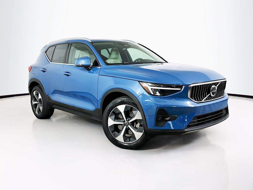 2023 Volvo XC40 B4 Plus Bright Theme