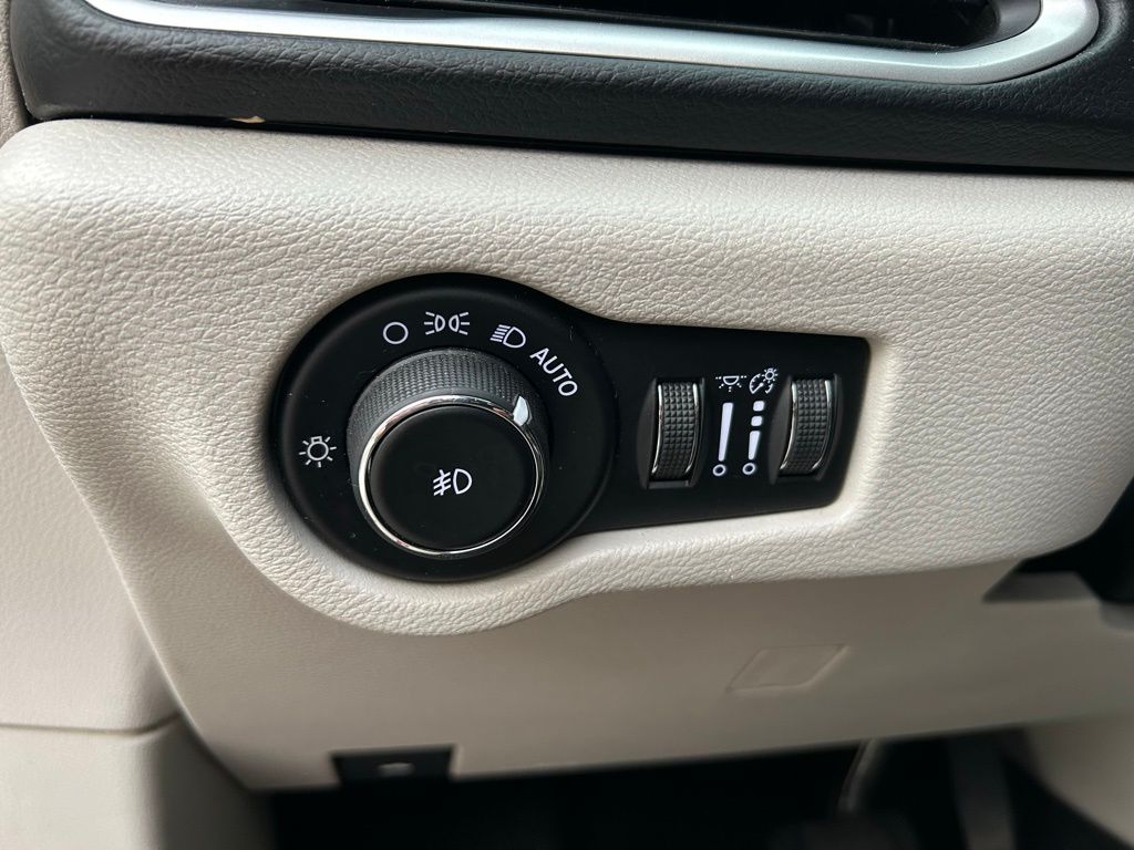 Thumbnail: 2017 Chrysler Pacifica - 17