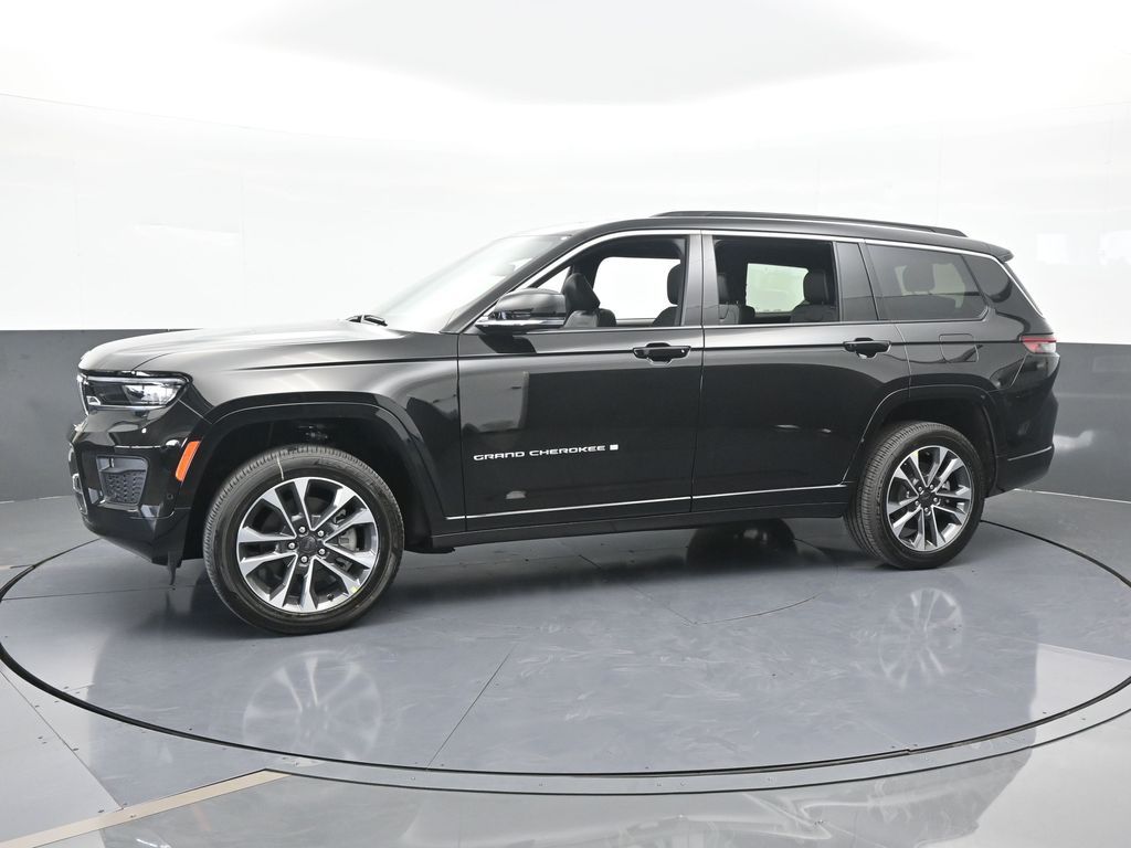 New 2025 Diamond Black Crystal Pearlcoat Jeep Overland image 2