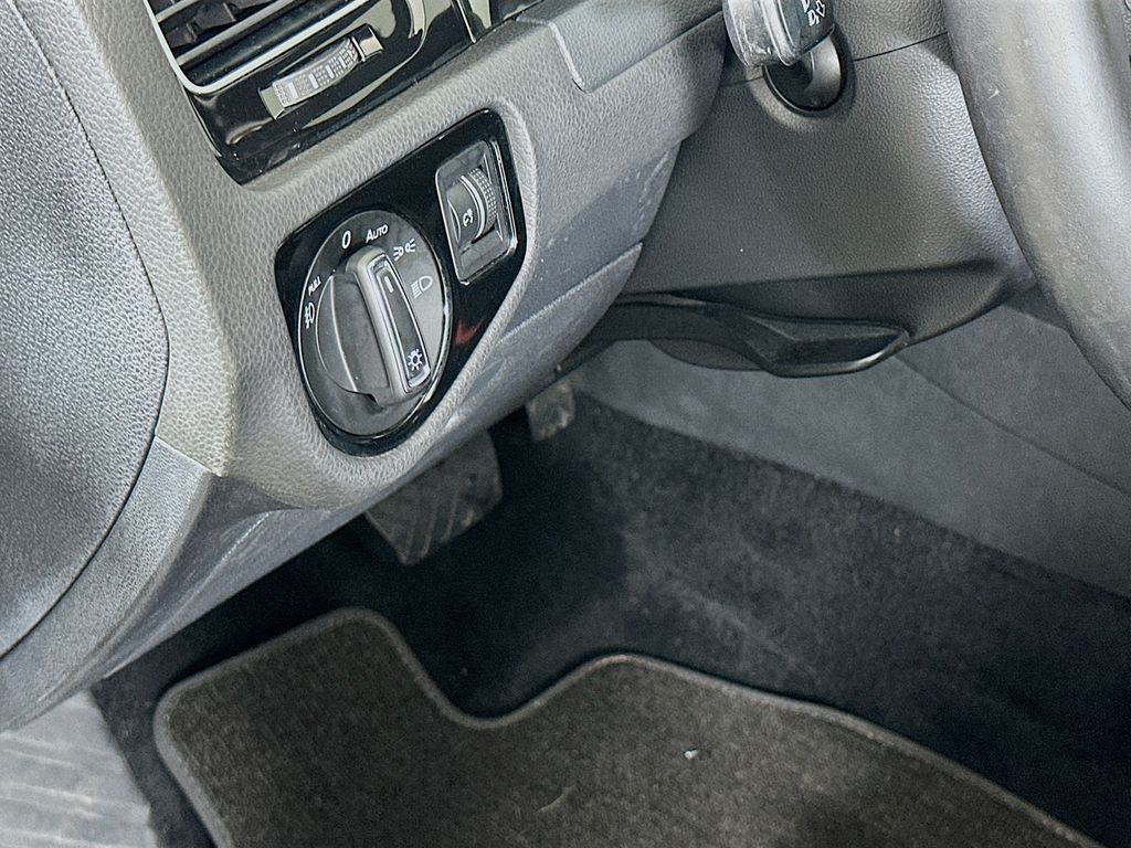 Thumbnail: 2018 Volkswagen e-Golf - 10