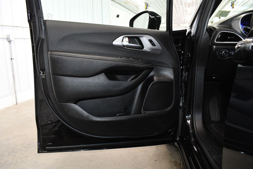 Used 2026 Black Chrysler Select image 17