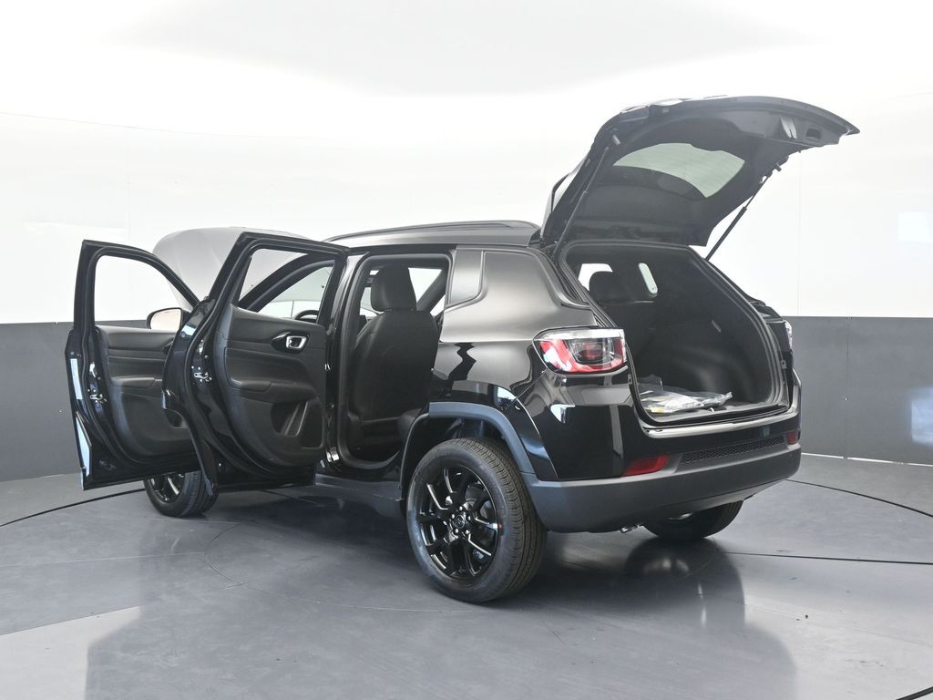 New 2026 Diamond Black Crystal Pearlcoat Jeep Latitude image 73