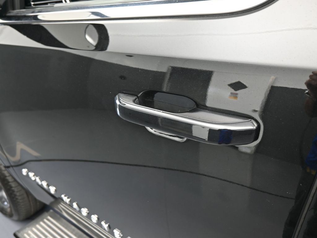 Used 2024 Diamond Black Crystal Pearlcoat Jeep Base image 43