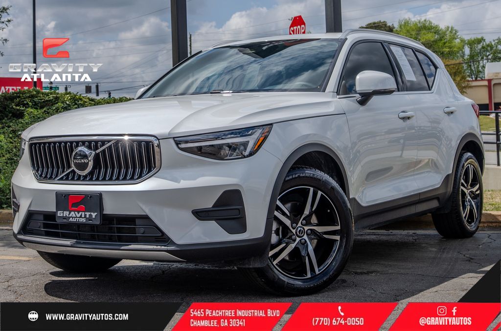 Crystal White Pearl 2025 Volvo XC40 B5 Core Bright Theme AWD SUV / Crossover All-Wheel Drive Automatic