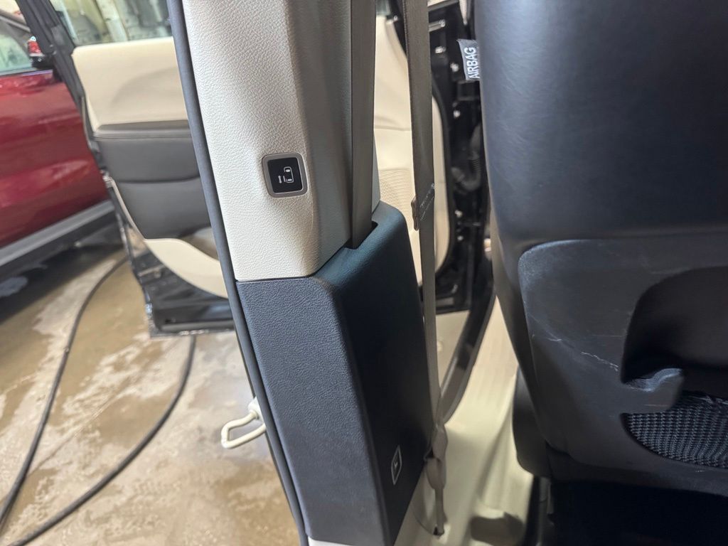 Used 2023 Chrysler Pacifica Van