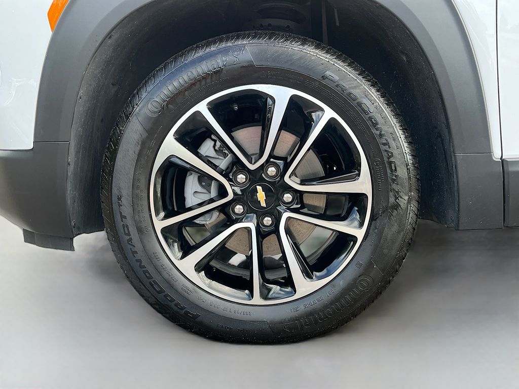 Used 2025 White Chevrolet LT image 29