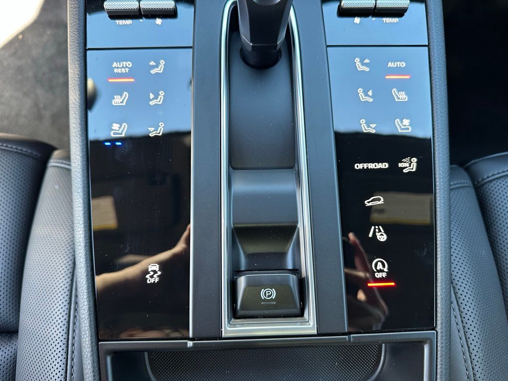 Thumbnail: 2026 Porsche Macan - 24