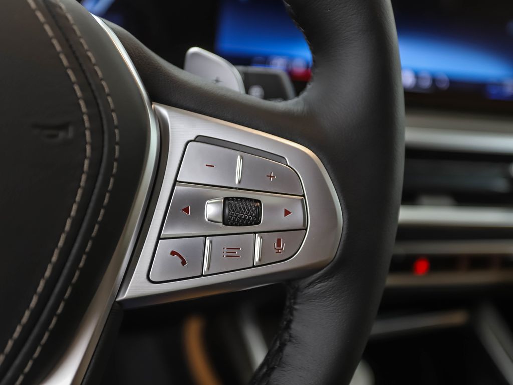 Thumbnail: 2026 BMW X7 - 14