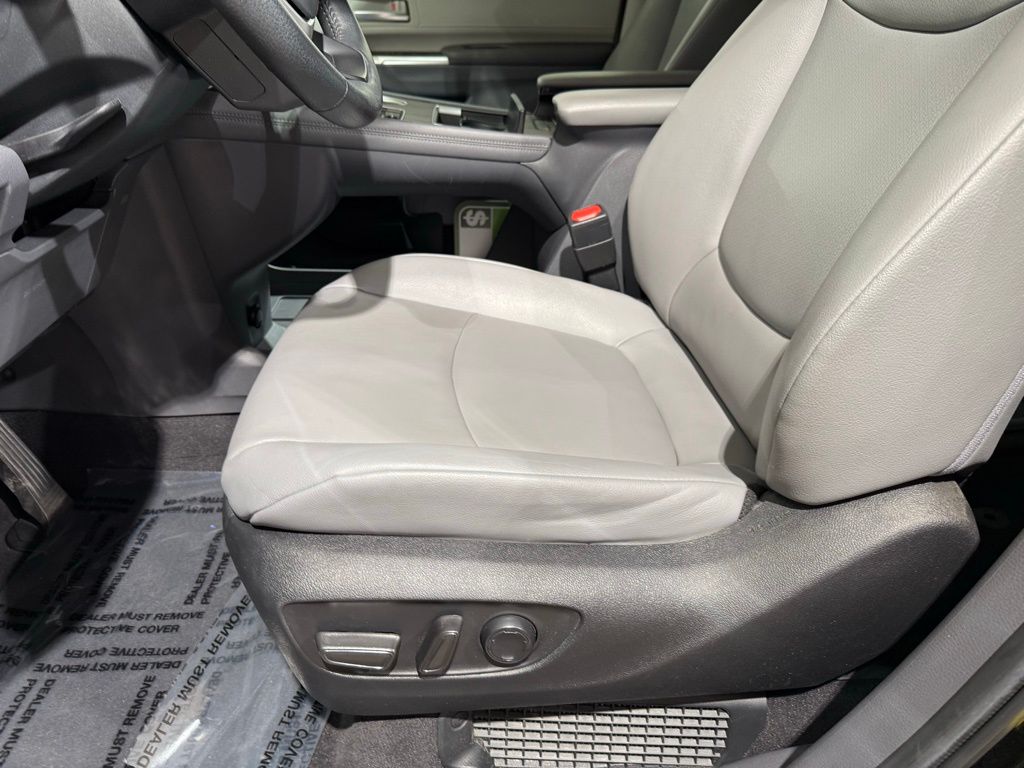 Thumbnail: 2022 Toyota Sienna - 14