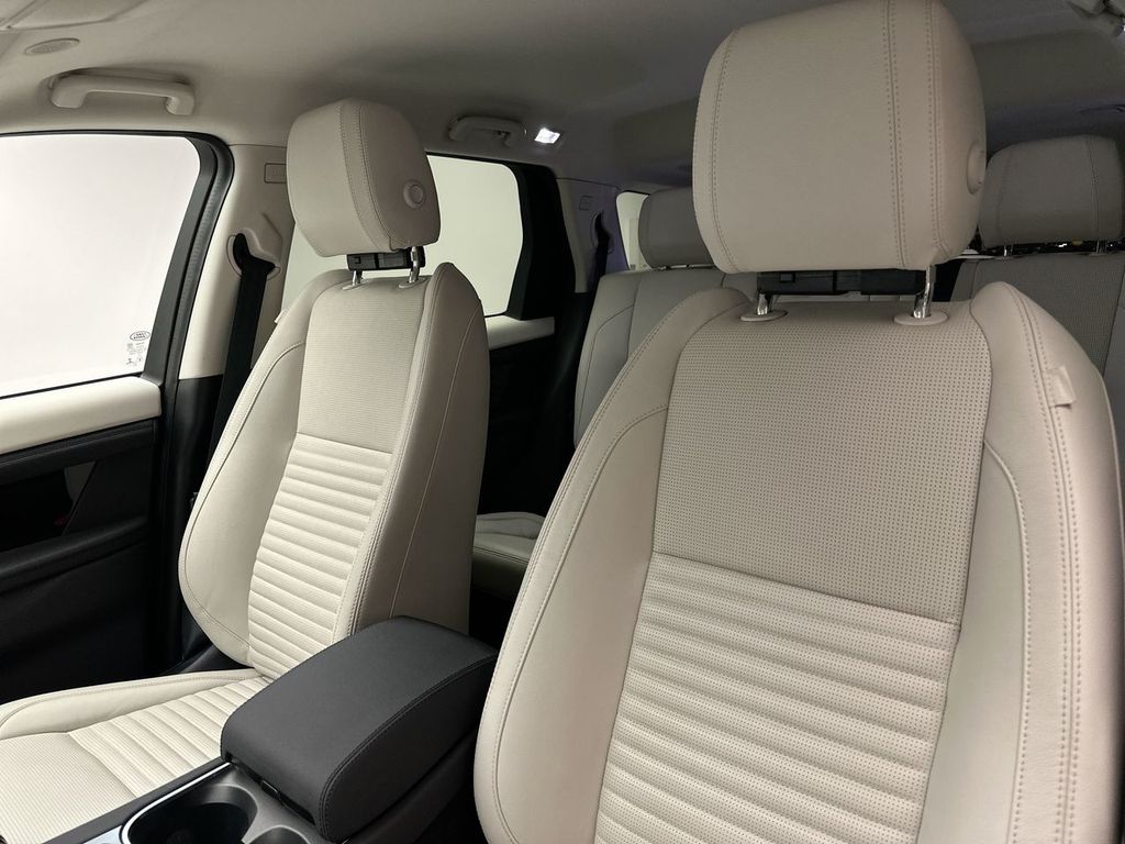 Thumbnail: 2022 Land Rover Discovery Sport - 10