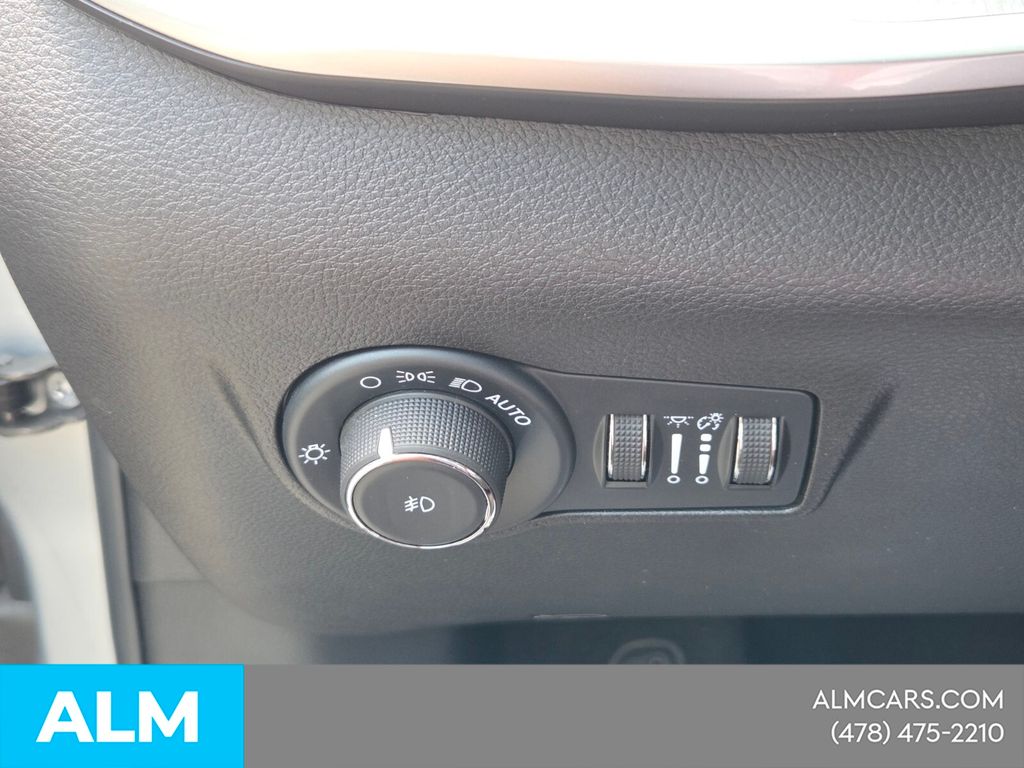 Used 2025 Silver Jeep Limited image 27