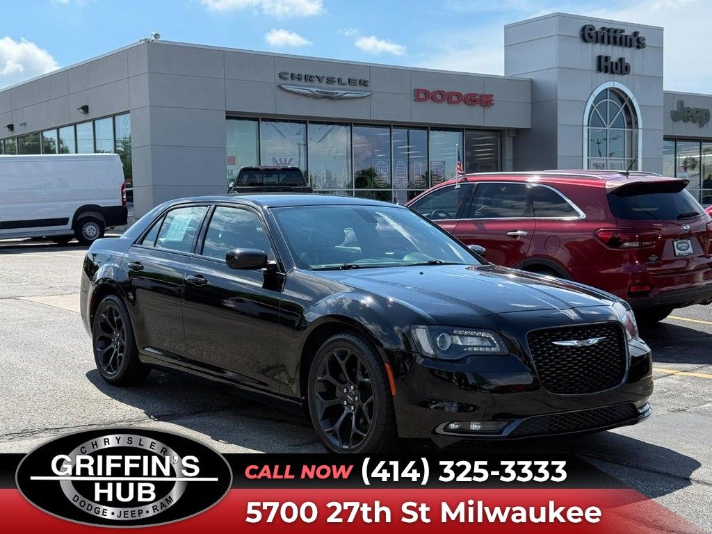 Gloss Black 2020 Chrysler 300 Sedan Rear-Wheel Drive 8-Speed Automatic