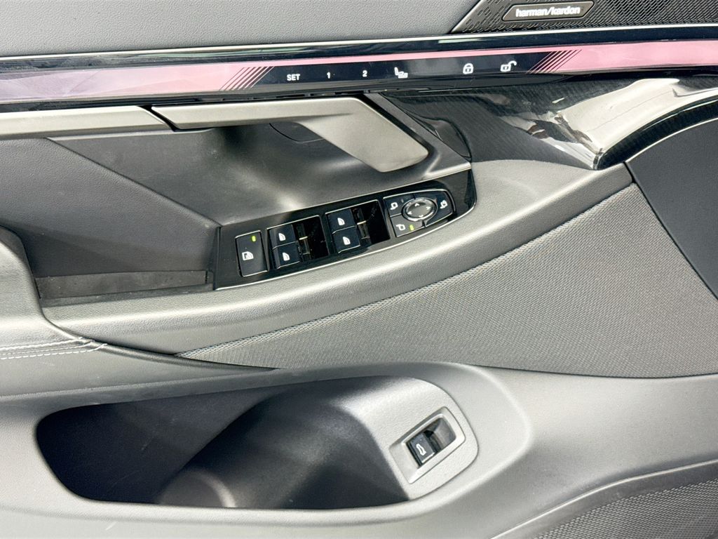 Thumbnail: 2026 BMW i5 - 22