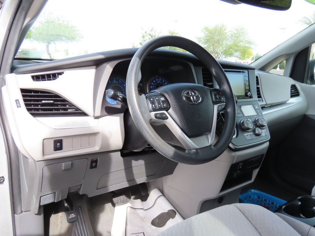 2020 Toyota Sienna LE 9