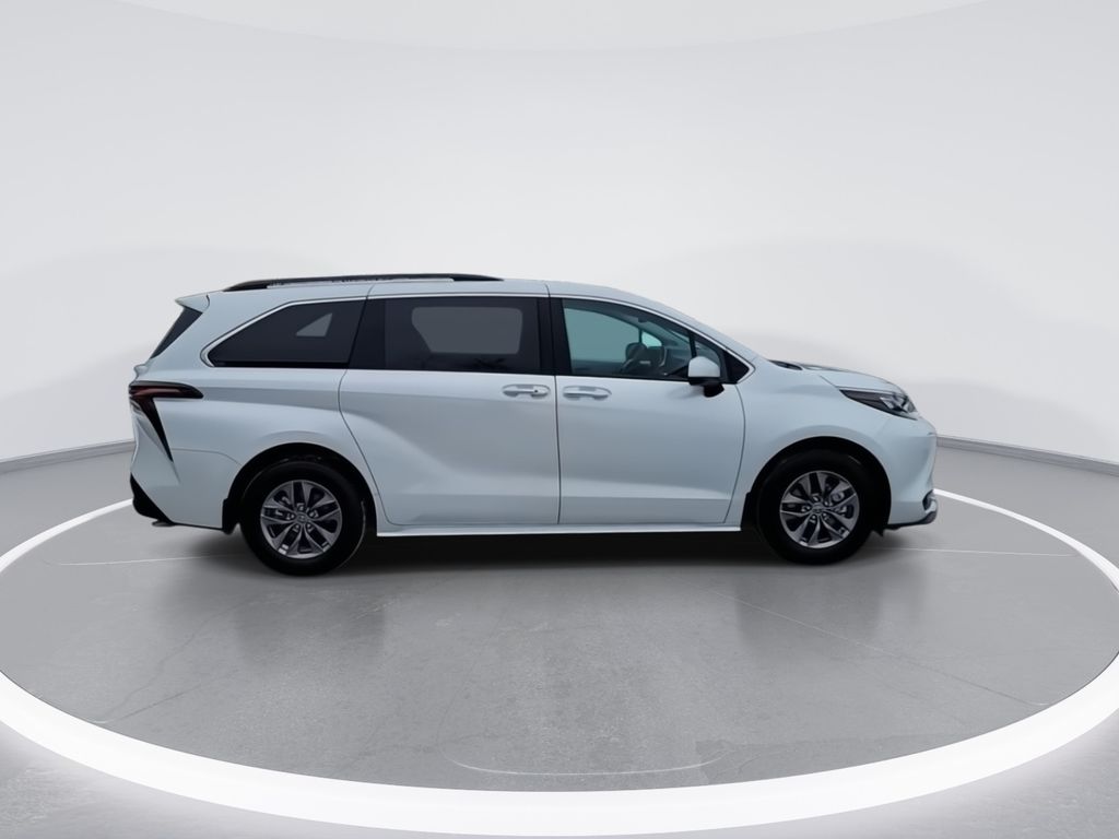 2025 Toyota Sienna XLE 9