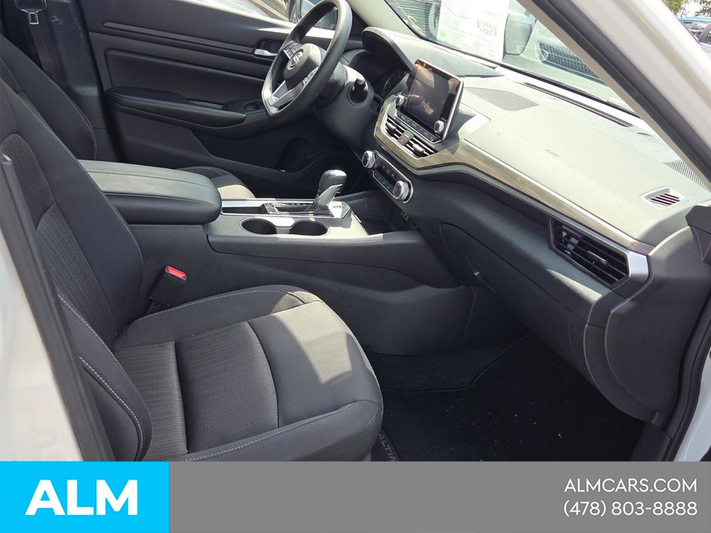 Used 2025 White Nissan 2.5 SV image 19